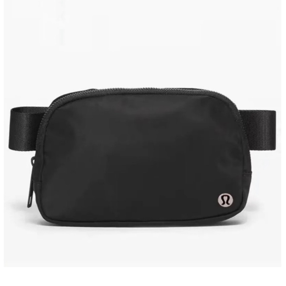 Lululemon Everywhere Belt Bag Black Silver Logo 1L Water Repellent